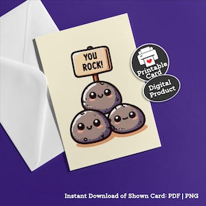 Può includere: Un biglietto di auguri color crema con un'illustrazione a cartoni animati di tre sassi sorridenti. Il sasso in alto tiene un cartello con la scritta "YOU ROCK!". Il biglietto è accompagnato da una busta bianca. L'immagine include anche un adesivo "Biglietto stampabile" e "Prodotto digitale".
