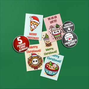 Puede incluir: Una colección de tarjetas navideñas con ilustraciones temáticas de comida. Las tarjetas presentan una porción de pizza, un café con leche, té boba, una corona y ramen, todos con diseños festivos. Las tarjetas tienen las frases "Merry Christmas!" y "Fa La La Latte!" impresas. Un círculo rojo dice "5 Foodie Card Bundle".