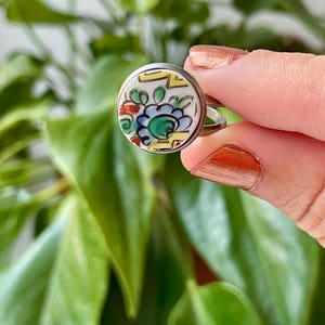 Verstelbare roestvrijstalen ring met gebroken porselein, met decoratief oosters bloemenmotief