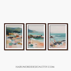Peut inclure: Ensemble de trois impressions d'art de plage abstraites encadrées. Chaque impression présente un paysage côtier avec des coups de pinceau turquoise, pêche et verts. L'œuvre est encadrée en bois brun foncé et comprend le texte HARUNORDDESIGN.ETSY.COM.