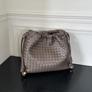 Gewebter Beutel mit Kordelzug, Schultertasche aus Leder, klassisch designte gewebte Tasche