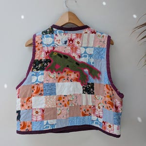 跳ねるカエルの刺繍アップリケパッチ、緑色のカエルにホットピンクの縁取り