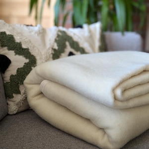 Warm and thick beige wool blanket - cocooning wool plaid, wool bedspread. 150x200cm. Recycled wool