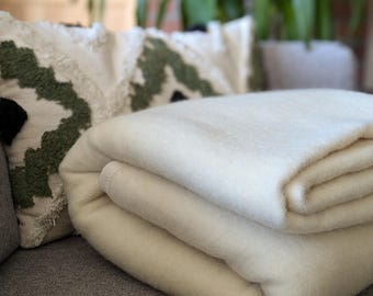 Manta rústica de lana beige, cálida y gruesa. Acogedora manta de lana y cubrecama de lana. 150 x 200 cm. Lana reciclada.