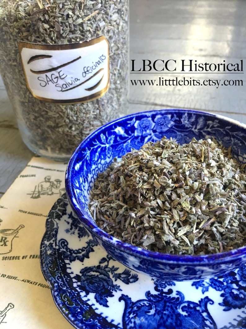 Puede incluir: Un cuenco azul y blanco estampado lleno de salvia seca, con un platillo a juego debajo. Un tarro de cristal de salvia est&aacute; en el fondo, con una etiqueta que dice "SAGE Salvia officinalis". Tambi&eacute;n se ve el texto "LBCC Historical" y una direcci&oacute;n web.