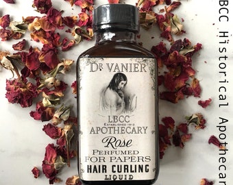 Könnte beinhalten: Eine Glasflasche mit einem schwarzen Etikett und einem schwarzen Verschluss. Das Etikett lautet "Dr. Vanier LBCC Apothecary Established 1912 Rose Perfumed for Papers Hair Curling Liquid".