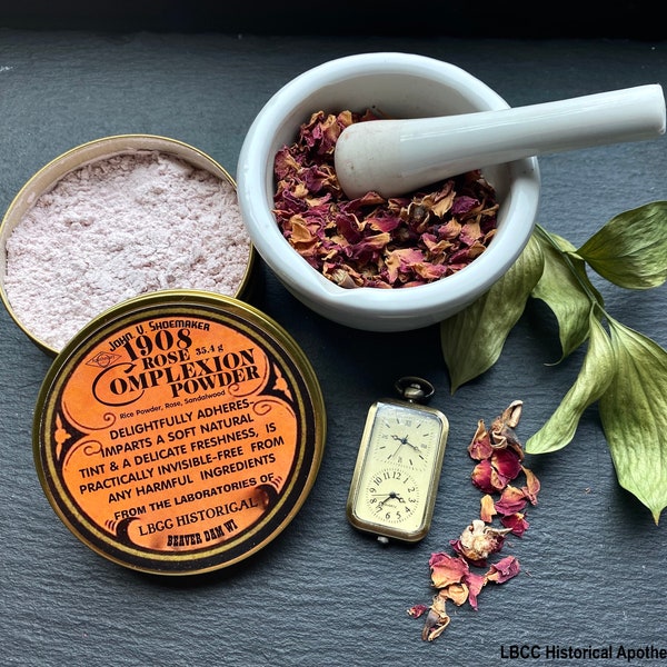 Polvos de rosa veganos para el cutis: Receta eduardiana de 1908 con pétalos de rosa en polvo.