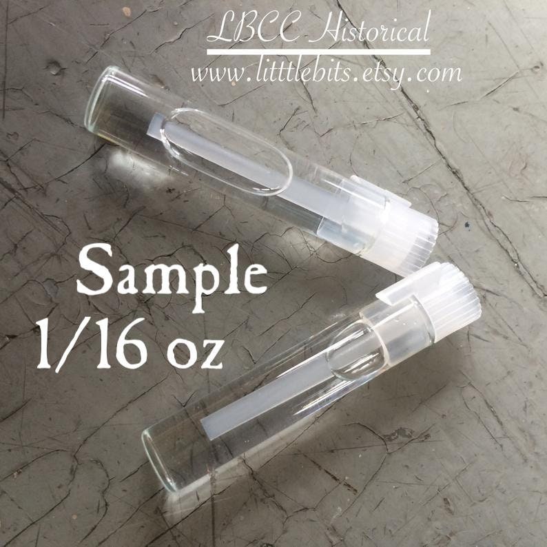 Peut inclure: Deux flacons d'&eacute;chantillon en verre transparent avec des bouchons blancs, chacun contenant un liquide clair. Les flacons sont &eacute;tiquet&eacute;s "Sample 1/16 oz". Le texte "LBCC Historical www.littlebits.etsy.com" est &eacute;galement visible.