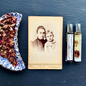 K&ouml;nnte beinhalten: Ein altes Schwarzwei&szlig;foto von zwei Kindern, einem M&auml;dchen und einem Jungen, in formeller Kleidung. Das Foto ist mit einem wei&szlig;en Rand gerahmt und tr&auml;gt den Text "Cherry & Sonnin, 200 Washington St., Boston, Lemon, Mass." unter dem Bild.