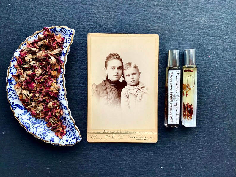 K&ouml;nnte beinhalten: Ein altes Schwarzwei&szlig;foto von zwei Kindern, einem M&auml;dchen und einem Jungen, in formeller Kleidung. Das Foto ist mit einem wei&szlig;en Rand gerahmt und tr&auml;gt den Text "Cherry & Sonnin, 200 Washington St., Boston, Lemon, Mass." unter dem Bild.
