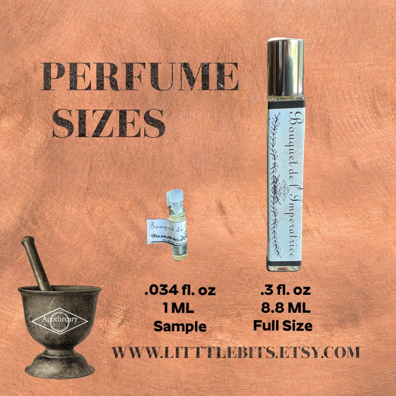 K&ouml;nnte beinhalten: Zwei Parf&uuml;mflakons auf braunem Hintergrund. Die kleinere Flasche ist eine 1 ml Probe. Die gr&ouml;&szlig;ere Flasche ist eine 8,8 ml Vollgr&ouml;&szlig;e. Der Text "PERFUME SIZES" befindet sich oben im Bild. Der Text "WWW.LITTTLEBITS.ETSY.COM" befindet sich unten im Bild.