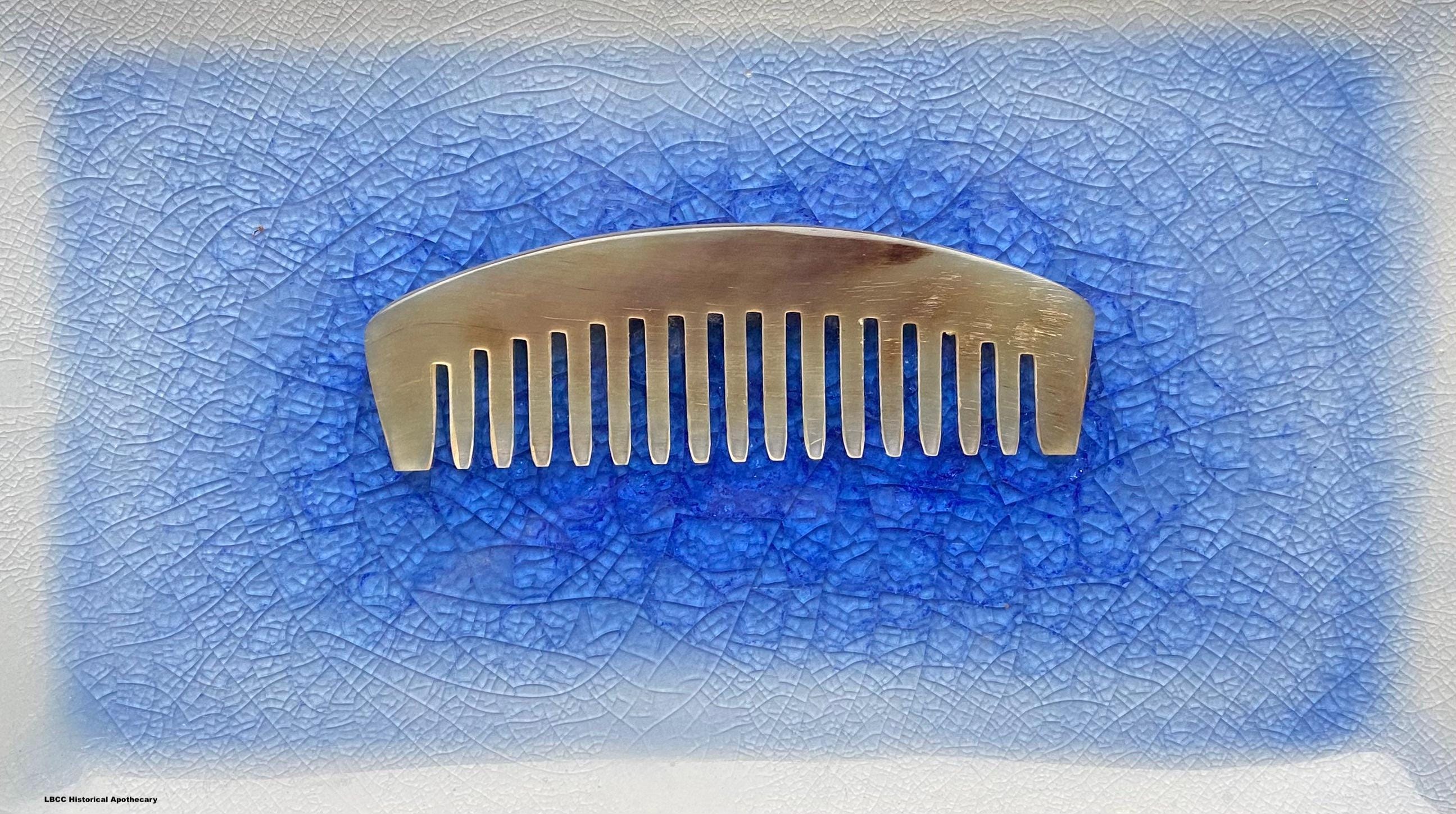 幅広の歯を持つ角櫛：ビクトリア朝のヴィンテージヘア