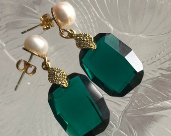 Emerald Green Earrings Gold, Real Pearl Stud Earrings, Green Crystal Earrings Bridal, Bridal Bohemian Jewelry, Mother of the Bride Gift