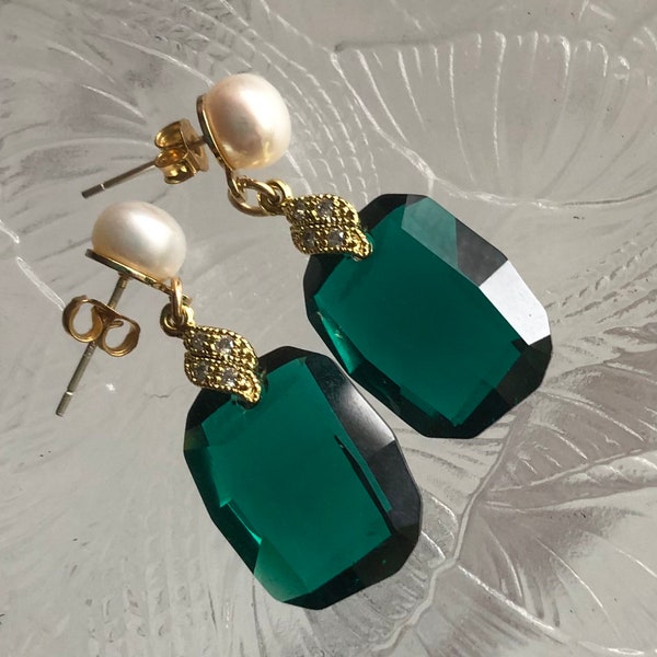 Pendientes verde esmeralda oro, pendientes de perlas reales, pendientes de cristal verde nupcial, joyería boho nupcial, regalo de la madre de la novia