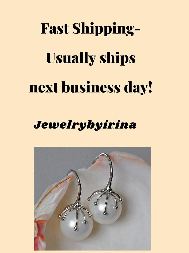 Op de afbeelding: Een paar zilverkleurige oorbellen met ronde witte parels die worden vastgehouden door een klauwachtige zetting. De oorbellen worden getoond tegen een lichte schelp. De tekst luidt: Fast Shipping- Usually ships next business day! Jewelrybyirina.
