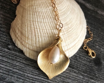 Gold Calla Lily Necklace with Freshwater Pearl, Dainty Flower Pendant Necklace, Bridal Bohemian Jewelry, Anniversary Birthday Gift