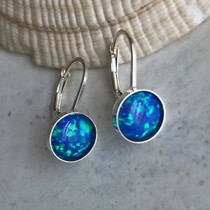 Opalörhängen, örhängen i sterlingsilver med hävarm, 8 mm opal, örhängen i Stillahavsblå opal, oktober månadssten, opalsmycken, present till fru