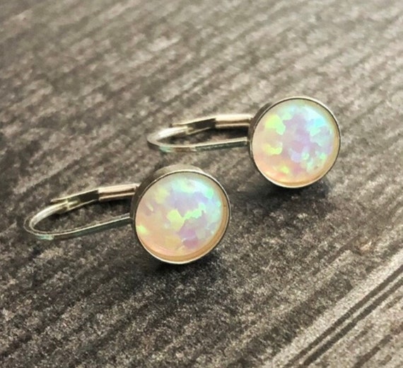 Boucles D'oreilles En Argent 925 Avec Opale Blanche Synthétique - Diamètre 7.5mm, Style Clous - Neuf Sans Emballage