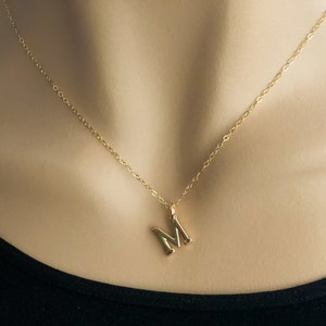 Collar inicial de oro de 14K, regalo para mamá, collar con nombre personalizado, collar de letras delicadas, regalo para esposa, joyería personalizada