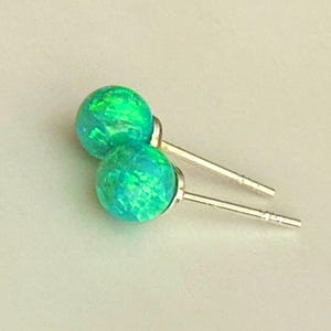 Kelly groene opaal oorbellen, 6 mm boloorbellen sterlingzilver, bruids boho opaal sieraden, geboortesteen oktober, cadeau voor vrouw, dochter