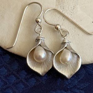Calla Lilie Ohrringe, Süßwasser Perle Tropfen Ohrringe Sterling Silber, Calla Lilie Schmuck, Brautjungfer Geschenk, Geschenk für Tochter, Freundin