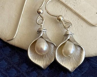 Calla Lily Earrings, Freshwater Pearl Drop Earrings Sterling Silver, Calla Lily Jewelry, Bridesmaid Gift, Gift for Daughter, Girlfriend
