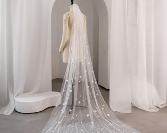 Handcrafted Veil with  Flowers, Flower Wedding Veil, Floral  Veil, Modern bridal veil, Premium quality, Long Flowered Wedding veil