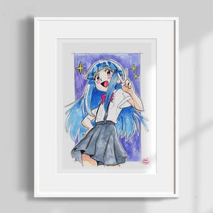 Peut inclure: Une impression d'art encadrée représentant une illustration à l'aquarelle d'un personnage d'anime aux longs cheveux bleus, portant une chemise blanche avec un nœud rouge et une jupe gris foncé. Le personnage fait un signe de paix sur fond violet.