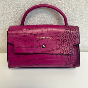 Bolso con asa superior de charol con estampado de cocodrilo rosa