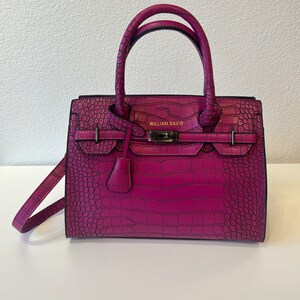 Bolso de hombro/asa superior de charol con patrón de cocodrilo rosa intenso