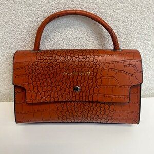 Bolso con asa superior de charol con estampado de cocodrilo marrón Saddle