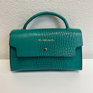 Bolso con asa superior de charol con estampado de cocodrilo verde