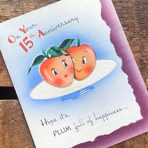 Tarjeta antropomórfica vintage sin usar para el 15.º aniversario: tarjeta de felicitación de Old Norcross, efímera de papel, diario basura, pareja de novios, ciruela frutal.