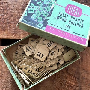 Constructor de palabras fonético vintage ideal: 189 fichas surtidas: sonidos de letras, papel efímero, diario basura, piezas de juego, materiales para manualidades, alfabeto