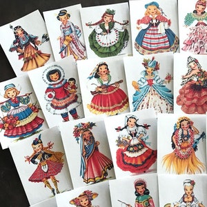 Peut inclure: Une collection de 18 illustrations vintage de filles en costumes traditionnels du monde entier. Les illustrations sont imprim&eacute;es sur du papier blanc et pr&eacute;sentent une vari&eacute;t&eacute; de couleurs et de motifs.