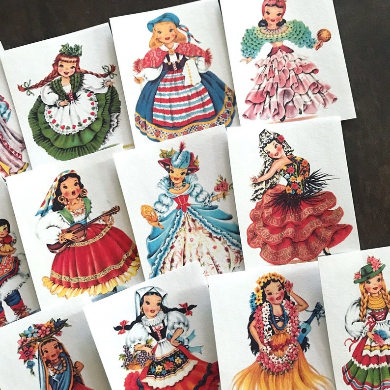 Peut inclure: Un ensemble de dix illustrations vintage repr&eacute;sentant des femmes en costumes traditionnels de diff&eacute;rentes cultures. Chaque illustration est imprim&eacute;e sur une carte s&eacute;par&eacute;e et pr&eacute;sente une femme diff&eacute;rente dans une tenue color&eacute;e.