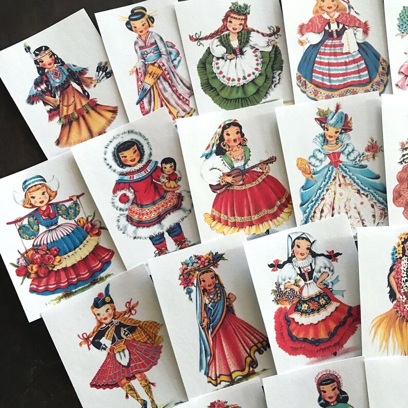 Peut inclure: Un ensemble de dix illustrations vintage repr&eacute;sentant des filles en costumes traditionnels vari&eacute;s. Chaque illustration est imprim&eacute;e sur une carte s&eacute;par&eacute;e et pr&eacute;sente une fille diff&eacute;rente portant une tenue unique.