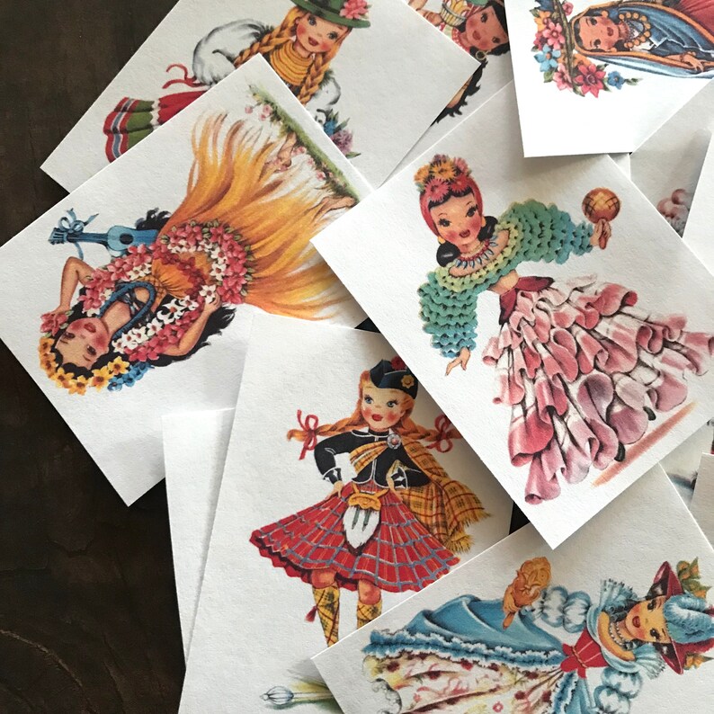 Peut inclure: Un ensemble de poup&eacute;es en papier vintage repr&eacute;sentant des filles dans divers costumes et tenues. Les poup&eacute;es sont habill&eacute;es de v&ecirc;tements traditionnels de diff&eacute;rentes cultures, notamment une danseuse hula, une jeune fille &eacute;cossaise, une danseuse espagnole et une fille hawa&iuml;enne. Les poup&eacute;es en papier sont imprim&eacute;es sur du papier cartonn&eacute; blanc et sont pr&ecirc;tes &agrave; &ecirc;tre d&eacute;coup&eacute;es et jou&eacute;es.