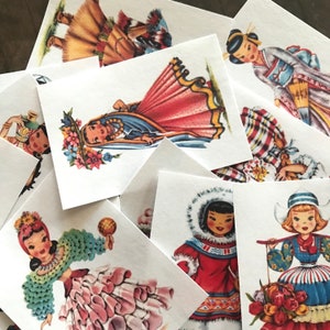 Peut inclure: Une collection de poup&eacute;es en papier vintage avec des robes et des accessoires color&eacute;s. Les poup&eacute;es sont habill&eacute;es dans diff&eacute;rents styles, dont une robe rouge et blanche, une robe bleue et blanche et une robe jaune et brune. Les poup&eacute;es sont toutes d&eacute;coup&eacute;es et pr&ecirc;tes &agrave; &ecirc;tre jou&eacute;es.