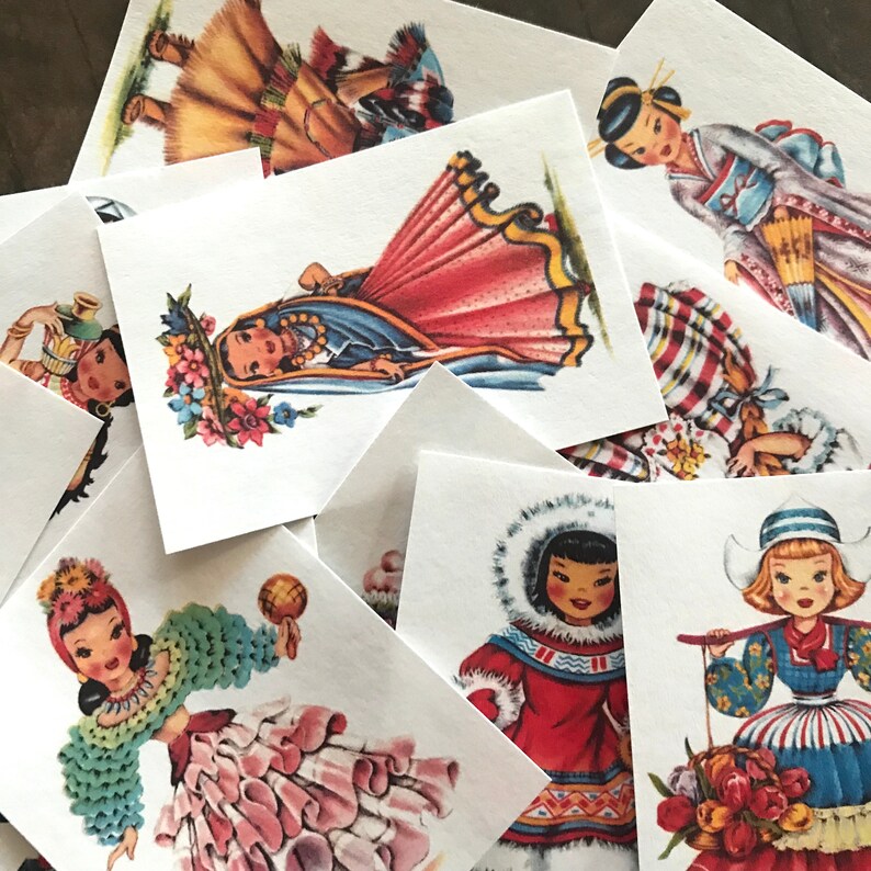 Peut inclure: Une collection de poup&eacute;es en papier vintage avec des robes et des accessoires color&eacute;s. Les poup&eacute;es sont habill&eacute;es dans diff&eacute;rents styles, dont une robe rouge et blanche, une robe bleue et blanche et une robe jaune et brune. Les poup&eacute;es sont toutes d&eacute;coup&eacute;es et pr&ecirc;tes &agrave; &ecirc;tre jou&eacute;es.