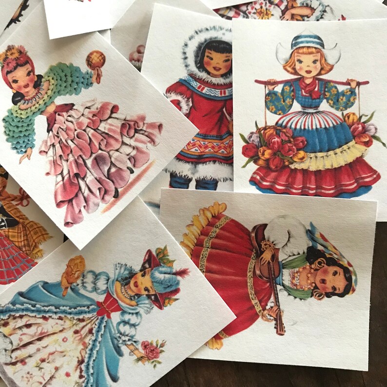 Peut inclure: Un ensemble de poup&eacute;es en papier vintage repr&eacute;sentant des filles dans diff&eacute;rentes costumes traditionnels. Les poup&eacute;es sont imprim&eacute;es sur du papier blanc avec des illustrations color&eacute;es. Les costumes comprennent une robe rose et blanche, une robe rouge et blanche, une robe bleue et blanche, une robe rouge et blanche avec un panier de fleurs et une robe rouge et blanche avec une guitare.