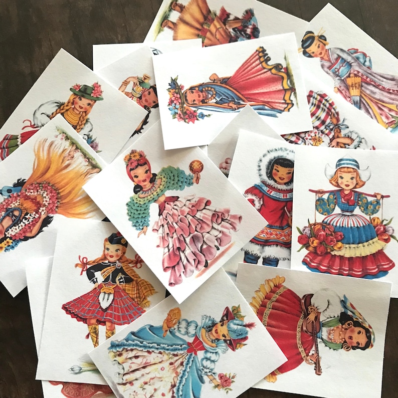 Peut inclure: Un ensemble de 10 illustrations de style vintage repr&eacute;sentant des filles dans diff&eacute;rentes tenues et poses. Les illustrations sont imprim&eacute;es sur du papier cartonn&eacute; blanc et sont parfaites pour le scrapbooking, la fabrication de cartes ou d'autres projets d'artisanat.