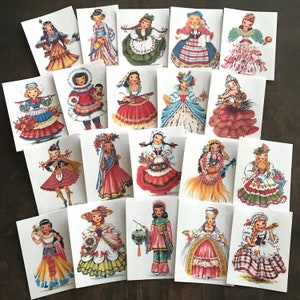 Peut inclure: Une collection de 18 illustrations vintage de filles dans des costumes et des robes color&eacute;s. Les illustrations sont imprim&eacute;es sur du papier cartonn&eacute; blanc et pr&eacute;sentent une vari&eacute;t&eacute; de styles et de designs.