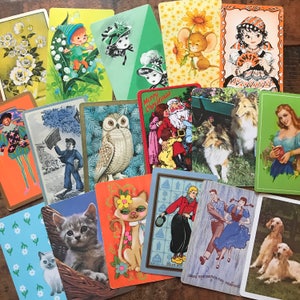 Może przedstawiać: Zbi&oacute;r vintage kart do gry z r&oacute;żnymi ilustracjami, w tym sceną świąteczną z Świętym Mikołajem, kotem, psem, ptakiem i dziewczynką w czerwonej sukience. Karty są w dobrym stanie i mają nostalgiczny charakter.