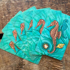 Juego de 6 naipes vintage de caballitos de mar y conchas. Papel de scrapbooking, tarjetas de diario basura, tarjetas de playa oceánica, tarjetas de intercambio antiguas, collage.