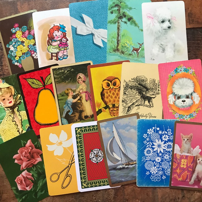 Może przedstawiać: Zbi&oacute;r vintage kart do gry z r&oacute;żnymi ilustracjami, w tym dziewczynka z lalką, gruszka, sowa, pies, żagl&oacute;wka, kwiaty i kot. Karty są w r&oacute;żnych kolorach, w tym czerwonym, niebieskim, zielonym, ż&oacute;łtym i białym.