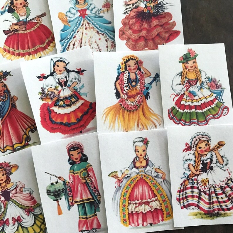 Peut inclure: Ensemble de dix poup&eacute;es en papier vintage repr&eacute;sentant des filles en costumes traditionnels de diff&eacute;rentes cultures. Chaque poup&eacute;e est v&ecirc;tue d'une tenue color&eacute;e aux d&eacute;tails complexes. Les poup&eacute;es sont imprim&eacute;es sur du papier blanc et sont pr&ecirc;tes &agrave; &ecirc;tre d&eacute;coup&eacute;es et jou&eacute;es.