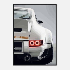 Könnte beinhalten: Illustration eines weißen Sportwagens mit dem Wort "PORSCHE" in goldfarbenen Buchstaben. Das Heck des Autos ist zu sehen, mit roten Rückleuchten und einer schwarzen Stoßstange. Das Bild ist in einem schwarzen Rahmen eingefasst.
