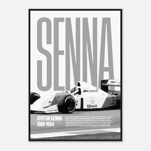 Könnte beinhalten: Schwarz-Weiß-Poster mit einem McLaren Formel-1-Rennwagen. Das Wort "SENNA" ist in großen grauen Buchstaben über dem Auto zu sehen. Das Poster enthält den Text "AYRTON SENNA 1960-1994" und Details über den Fahrer.