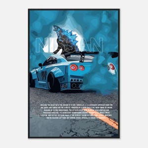 Könnte beinhalten: Blaues Nissan GT-R R35 "Godzilla" Poster. Das Bild zeigt einen blauen Sportwagen mit einer Godzilla-Illustration und dem Wort "NISSAN". Das Poster enthält Text, der die Eigenschaften und die Leistung des Autos beschreibt.